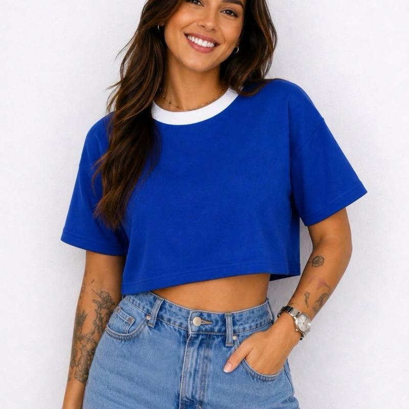 Camiseta Cropped Azul com Gola Branca e Manga Curta para Estilo