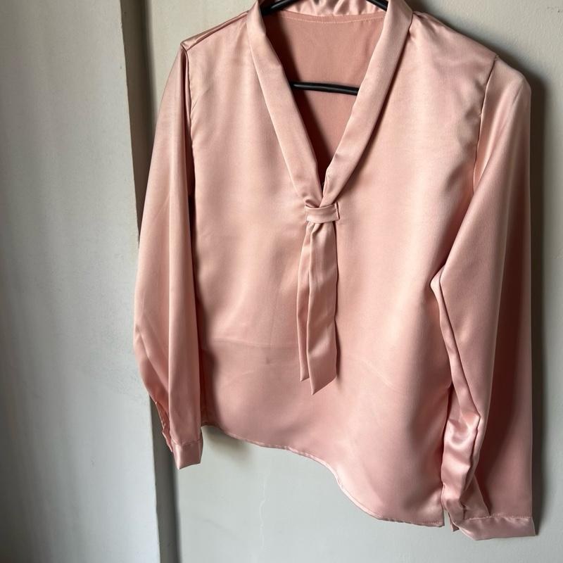 Blusa Feminina Social Acetinada Manga Longa Decote V com Laço