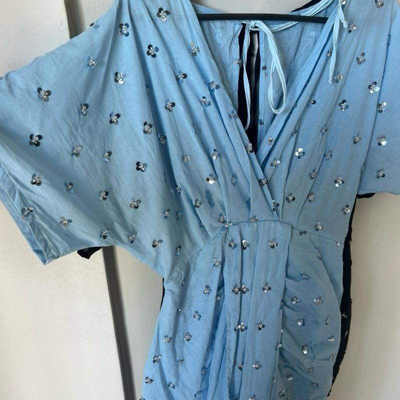 Vestido Feminino Curto com Paetês Manga Ampla Decote V Casual