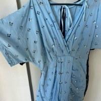 Vestido Feminino Curto com Paetês Manga Ampla Decote V Casual