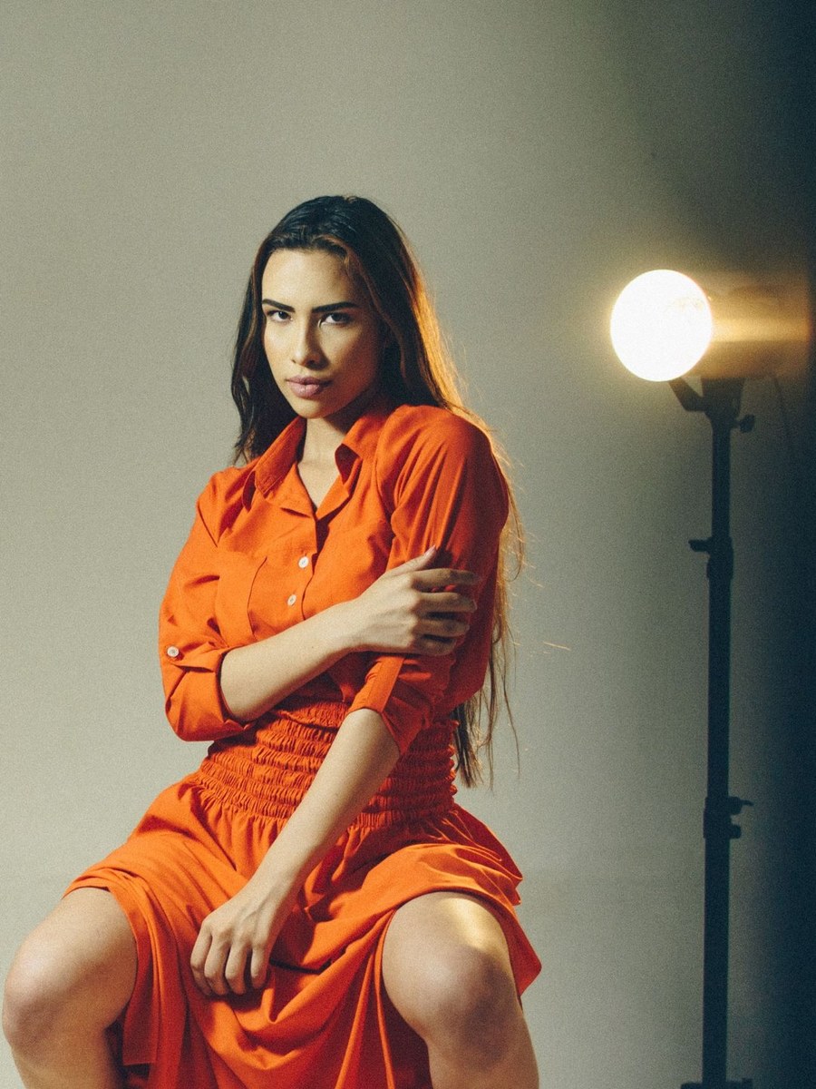 Modelo em vestido de coleção, em estúdio