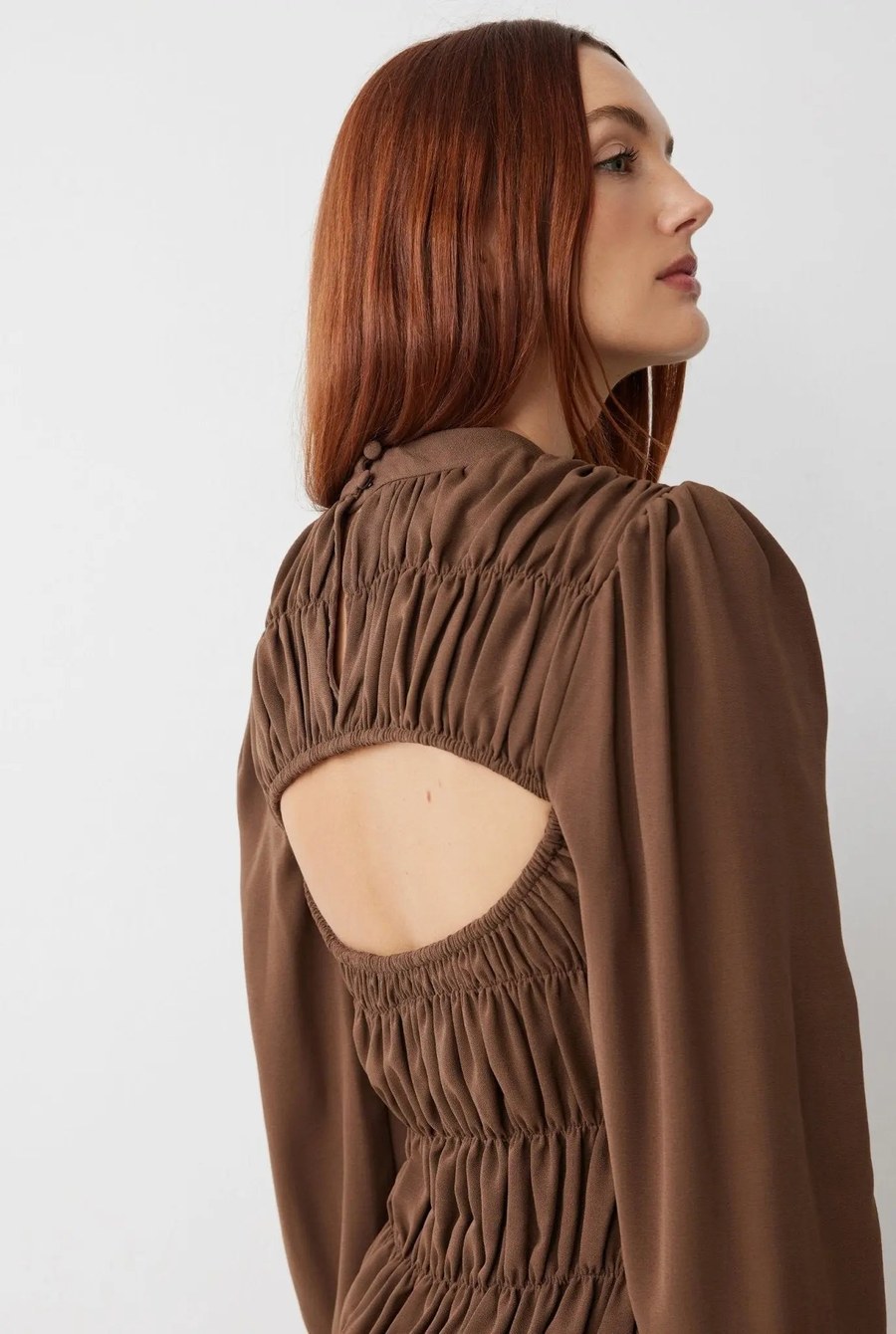 Ela usa o Vestido Lisboa
